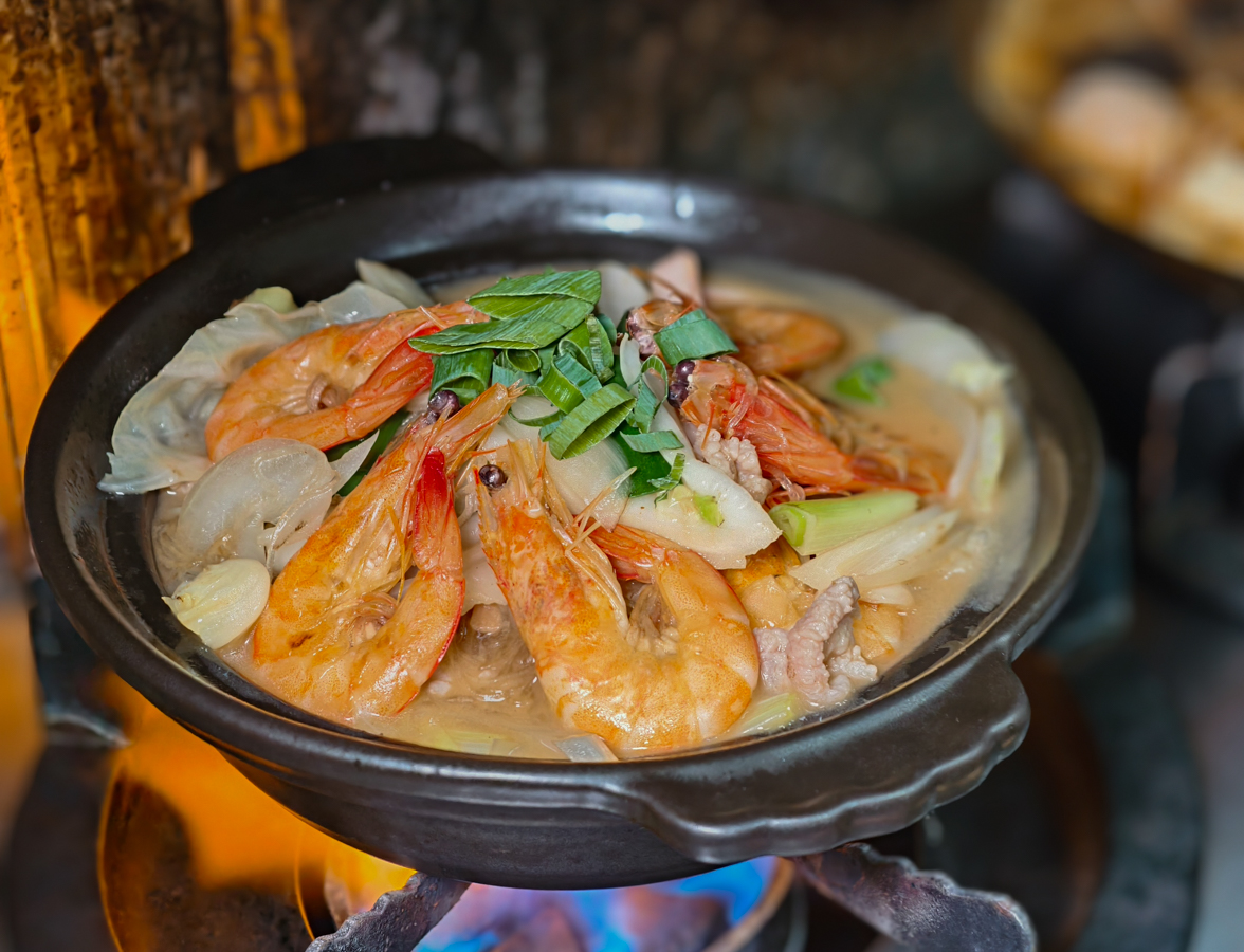 [高雄]玖八食堂-食尚玩家也淪陷~平價好吃高雄蜂巢蛋酥鍋燒意麵!晚餐賣到宵夜的平價美食 @美食好芃友