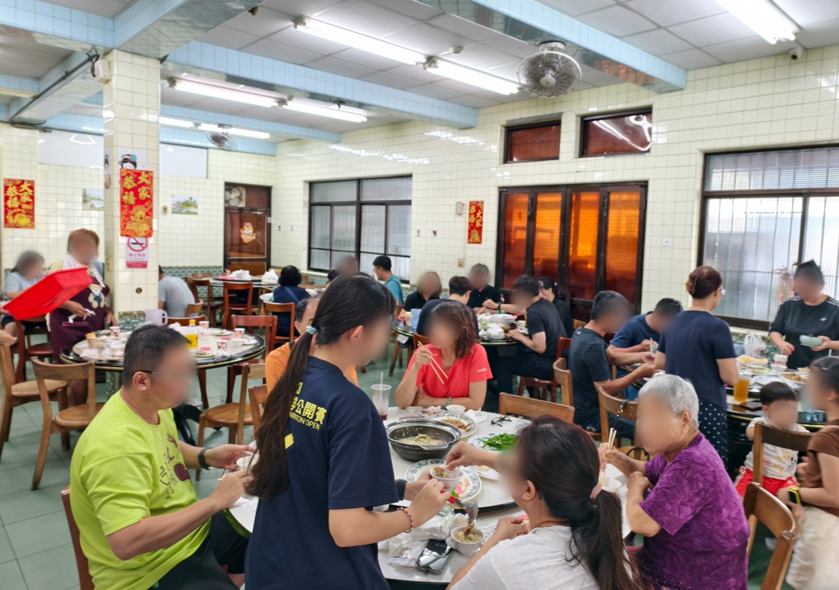 [高雄]金聖春海產-40年老牌旗津好吃海產!!平實價格、每桌都點螃蟹粥! @美食好芃友（芃芃）