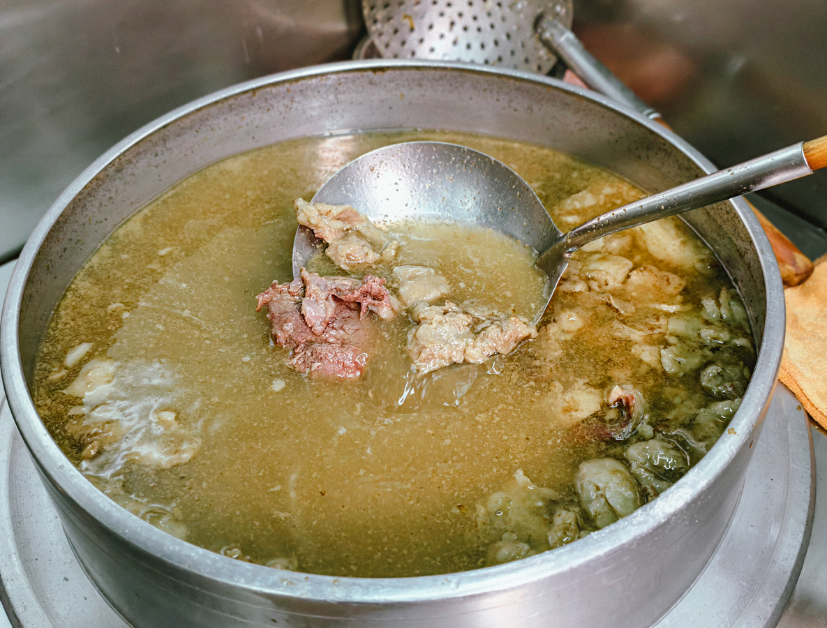 [高雄]老蔡牛肉-前金65年高雄牛肉湯老店~超推沙茶牛肉燴飯、沙茶牛肉炒麵和酸菜炒牛雜 @美食好芃友