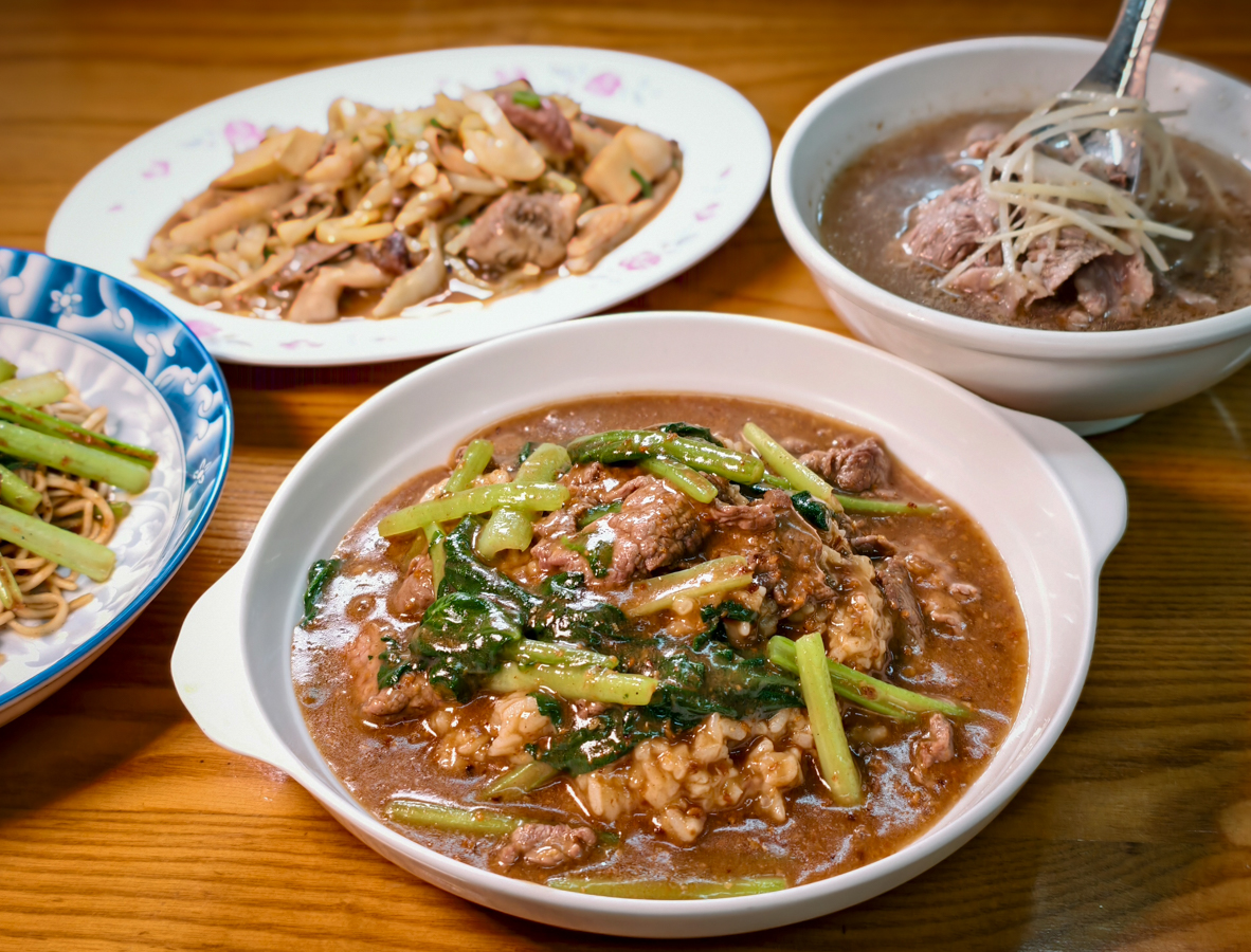 [高雄]老蔡牛肉-前金65年高雄牛肉湯老店~超推沙茶牛肉燴飯、沙茶牛肉炒麵和酸菜炒牛雜 @美食好芃友