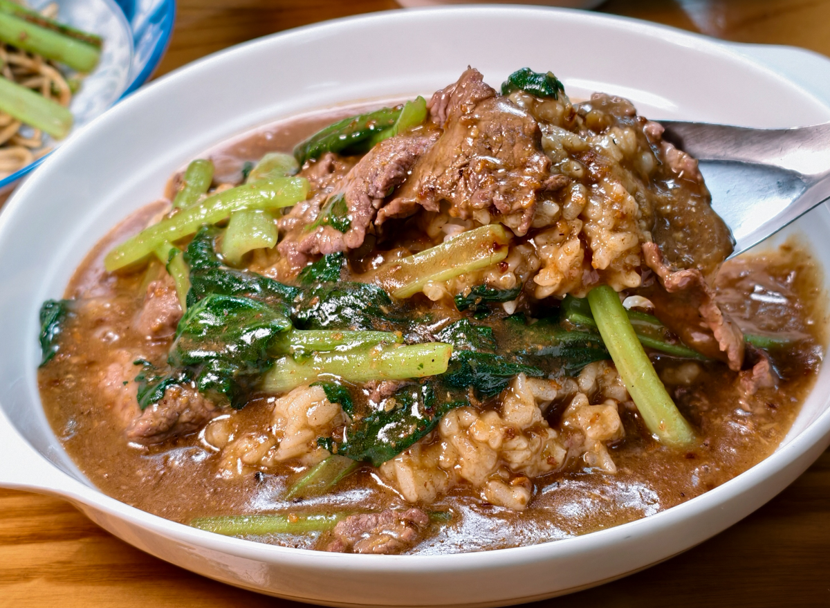 [高雄]老蔡牛肉-前金65年高雄牛肉湯老店~超推沙茶牛肉燴飯、沙茶牛肉炒麵和酸菜炒牛雜 @美食好芃友