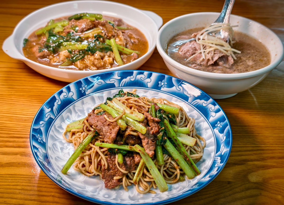 [高雄]老蔡牛肉-前金65年高雄牛肉湯老店~超推沙茶牛肉燴飯、沙茶牛肉炒麵和酸菜炒牛雜 @美食好芃友