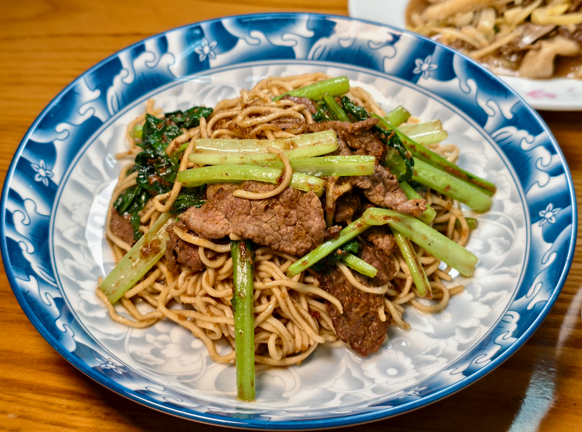 [高雄]老蔡牛肉-前金65年高雄牛肉湯老店~超推沙茶牛肉燴飯、沙茶牛肉炒麵和酸菜炒牛雜 @美食好芃友