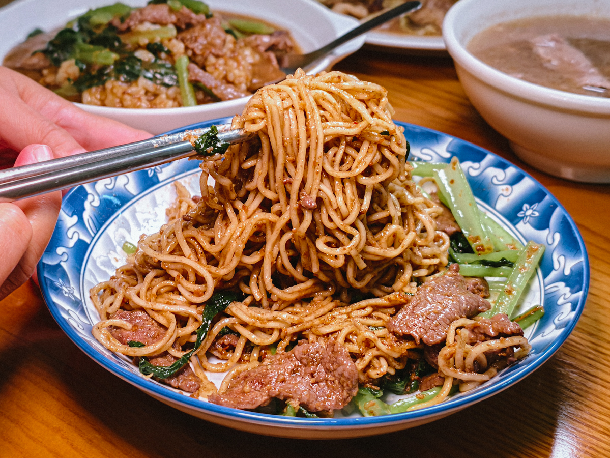 [高雄]老蔡牛肉-前金65年高雄牛肉湯老店~超推沙茶牛肉燴飯、沙茶牛肉炒麵和酸菜炒牛雜 @美食好芃友