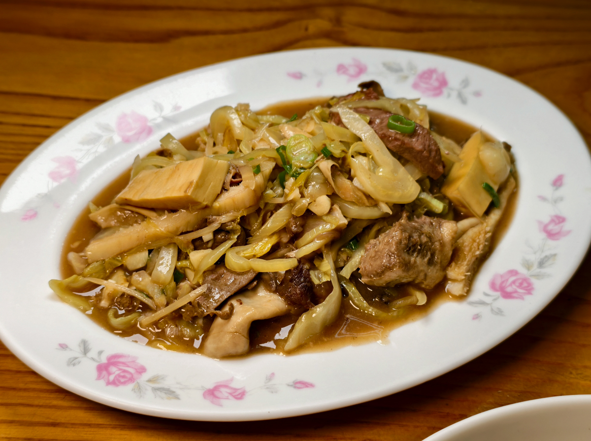 [高雄]老蔡牛肉-前金65年高雄牛肉湯老店~超推沙茶牛肉燴飯、沙茶牛肉炒麵和酸菜炒牛雜 @美食好芃友