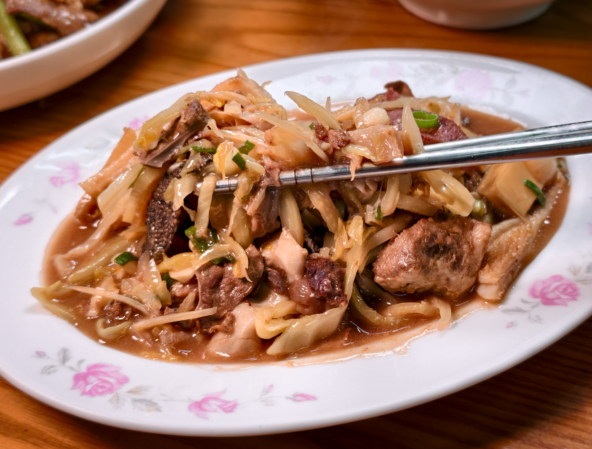 [高雄]老蔡牛肉-前金65年高雄牛肉湯老店~超推沙茶牛肉燴飯、沙茶牛肉炒麵和酸菜炒牛雜 @美食好芃友