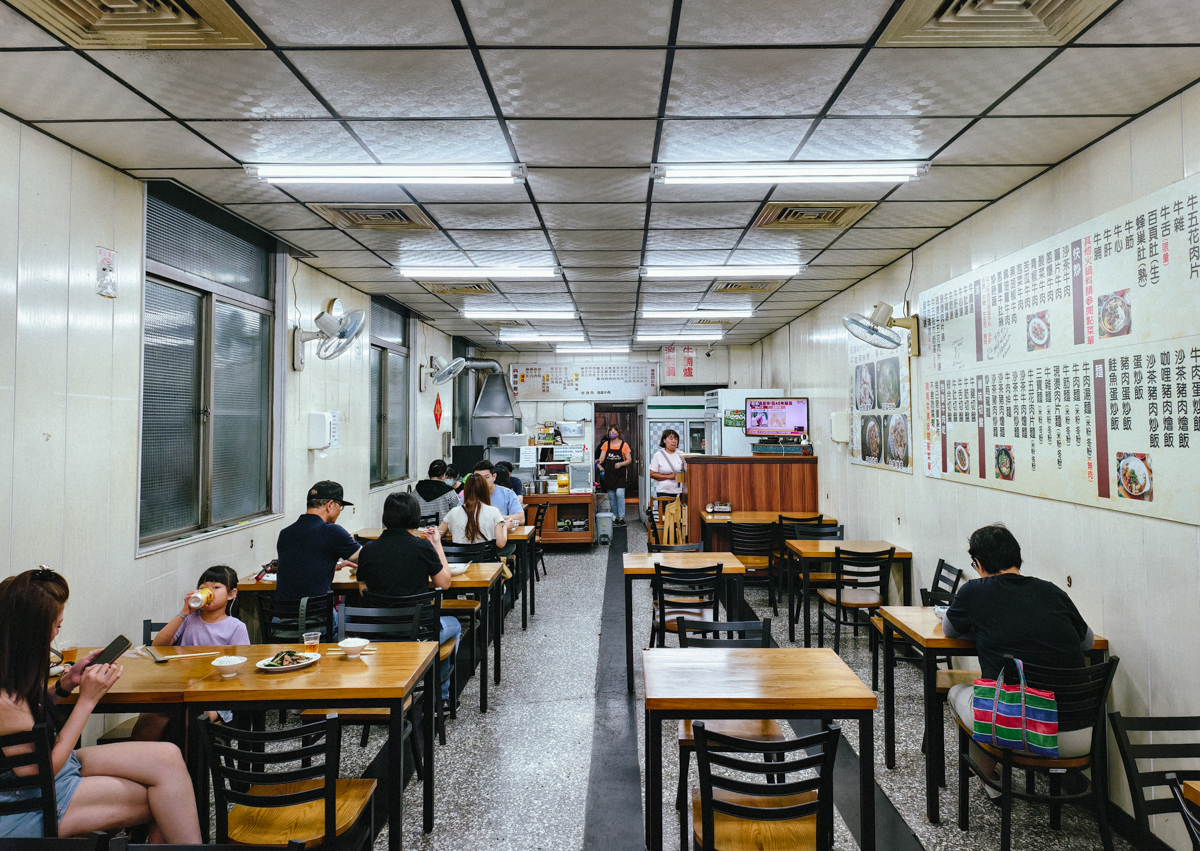 [高雄]老蔡牛肉-前金65年高雄牛肉湯老店~超推沙茶牛肉燴飯、沙茶牛肉炒麵和酸菜炒牛雜 @美食好芃友