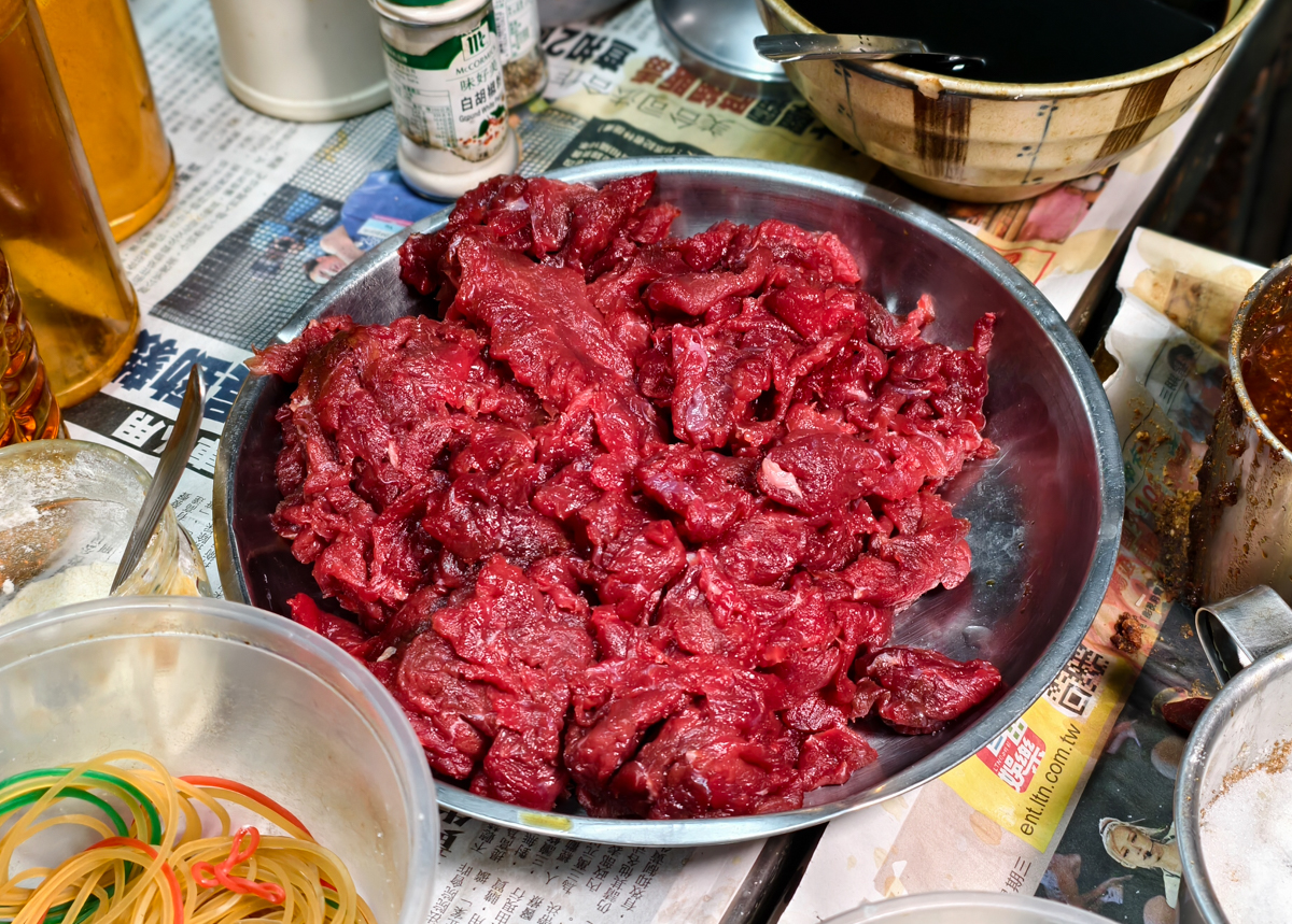 [高雄]老蔡牛肉-前金65年高雄牛肉湯老店~超推沙茶牛肉燴飯、沙茶牛肉炒麵和酸菜炒牛雜 @美食好芃友