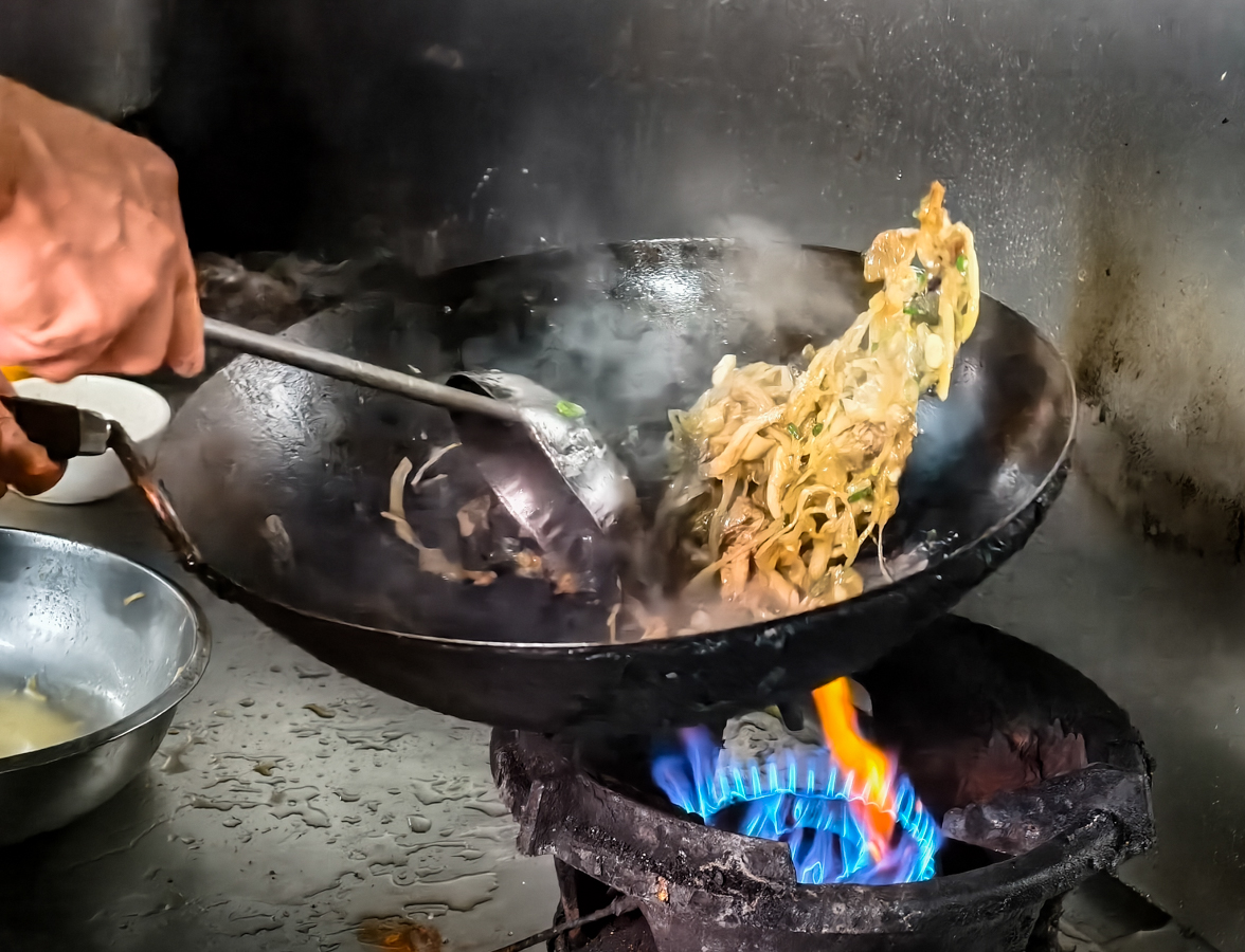 [高雄]老蔡牛肉-前金65年高雄牛肉湯老店~超推沙茶牛肉燴飯、沙茶牛肉炒麵和酸菜炒牛雜 @美食好芃友