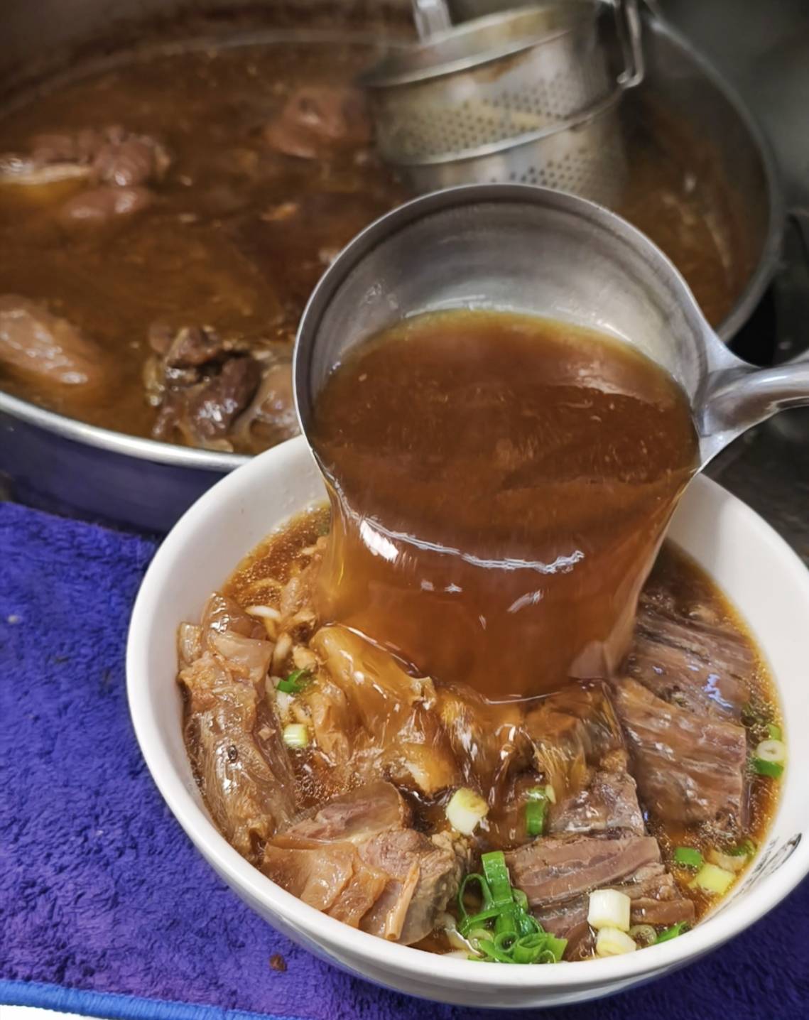 [高雄]318霸王牛肉麵-料好實在鳳山牛肉麵推薦!50元的腿庫飯也太強太好吃~ @美食好芃友（芃芃）