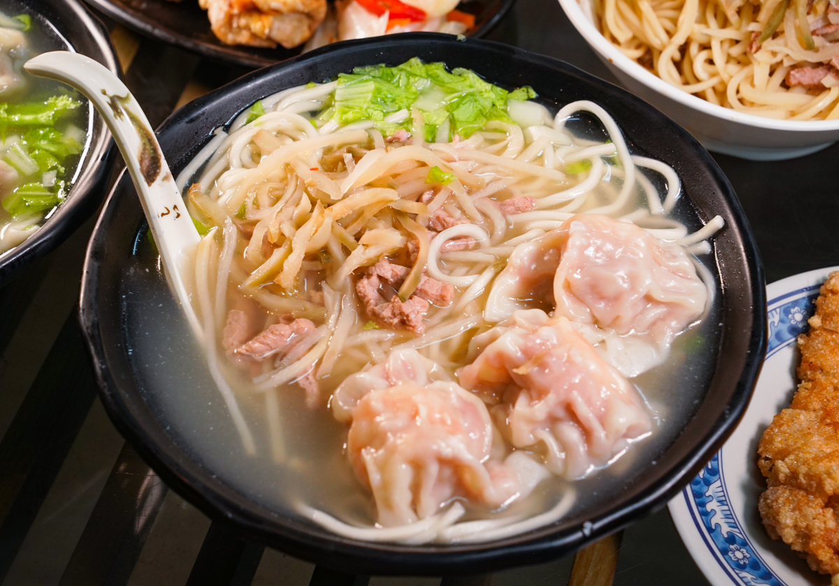 [高雄]金大餛飩-近40年高雄餛飩麵老店~手工現包溫州餛飩!六合路人氣美食! @美食好芃友（芃芃）