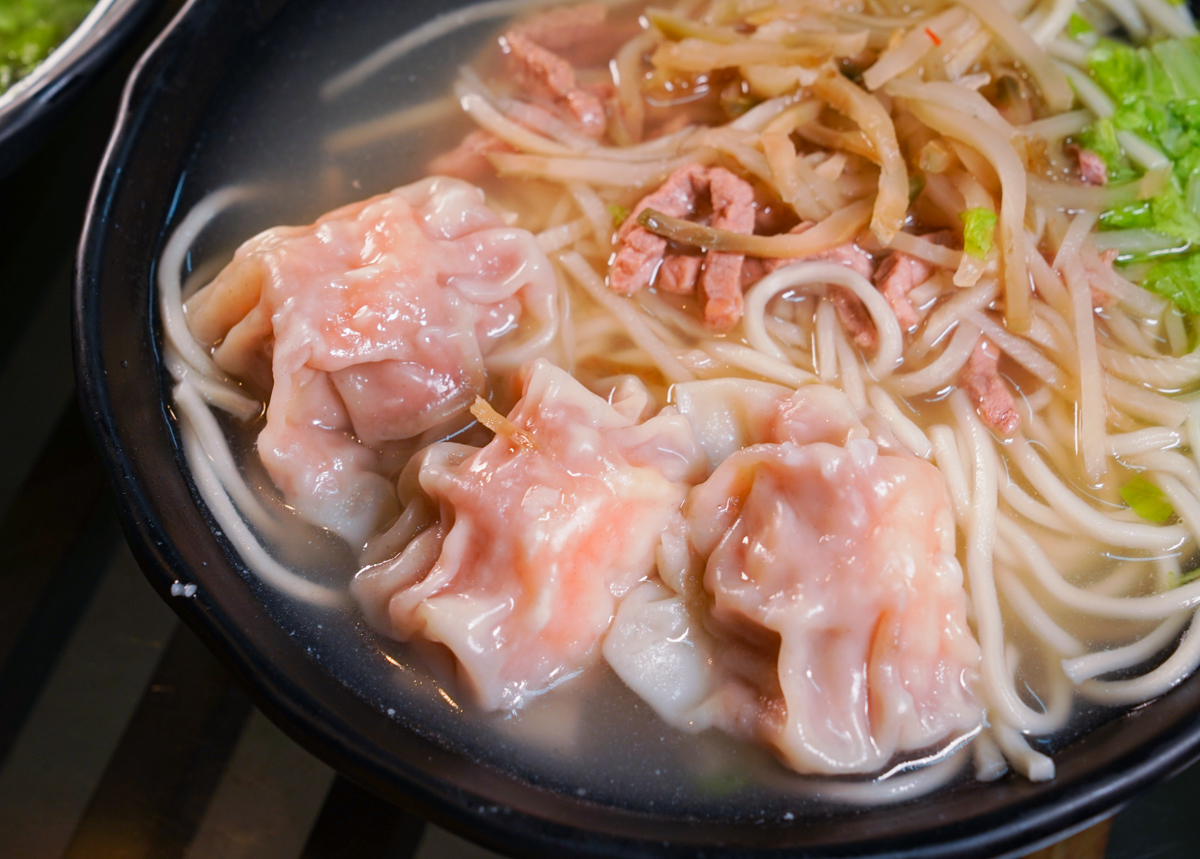 [高雄]金大餛飩-近40年高雄餛飩麵老店~手工現包溫州餛飩!六合路人氣美食! @美食好芃友（芃芃）