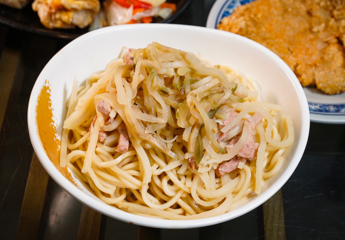 [高雄]金大餛飩-近40年高雄餛飩麵老店~手工現包溫州餛飩!六合路人氣美食! @美食好芃友（芃芃）
