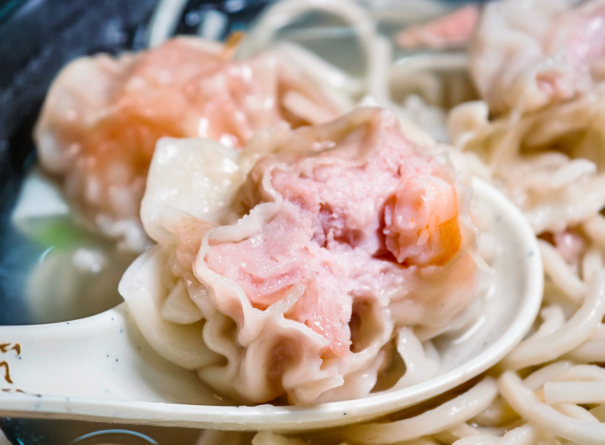 [高雄]金大餛飩-近40年高雄餛飩麵老店~手工現包溫州餛飩!六合路人氣美食! @美食好芃友（芃芃）