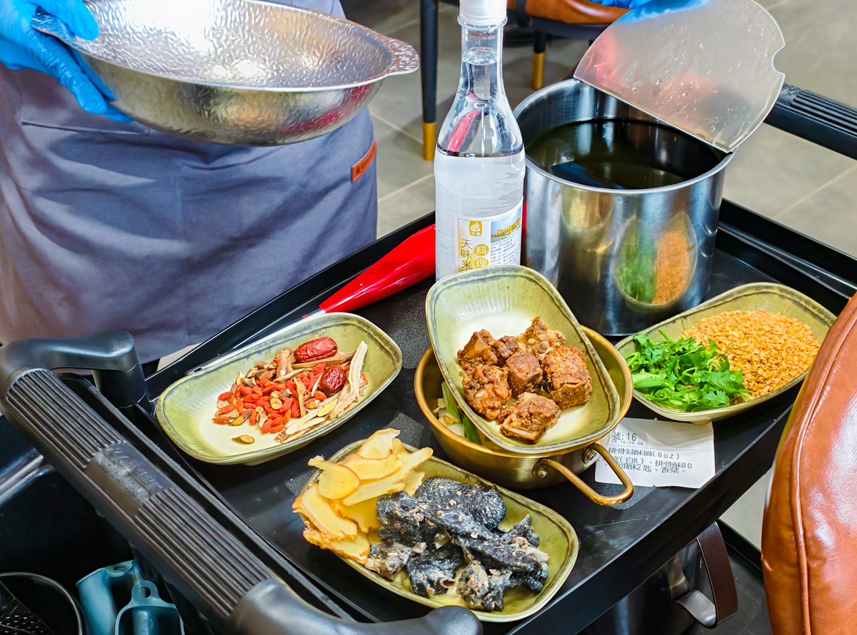 [高雄]小洞天經典石頭火鍋-高雄鐵道園區最夯個人鍋!午餐吃到宵夜~每鍋桌邊爆炒、自助吧吃到飽 @美食好芃友（芃芃）
