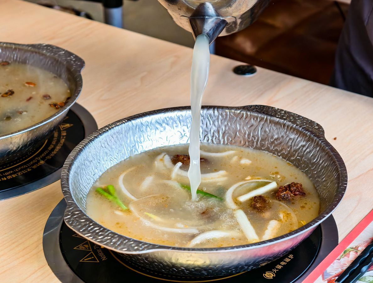 [高雄]小洞天經典石頭火鍋-高雄鐵道園區最夯個人鍋!午餐吃到宵夜~每鍋桌邊爆炒、自助吧吃到飽 @美食好芃友（芃芃）