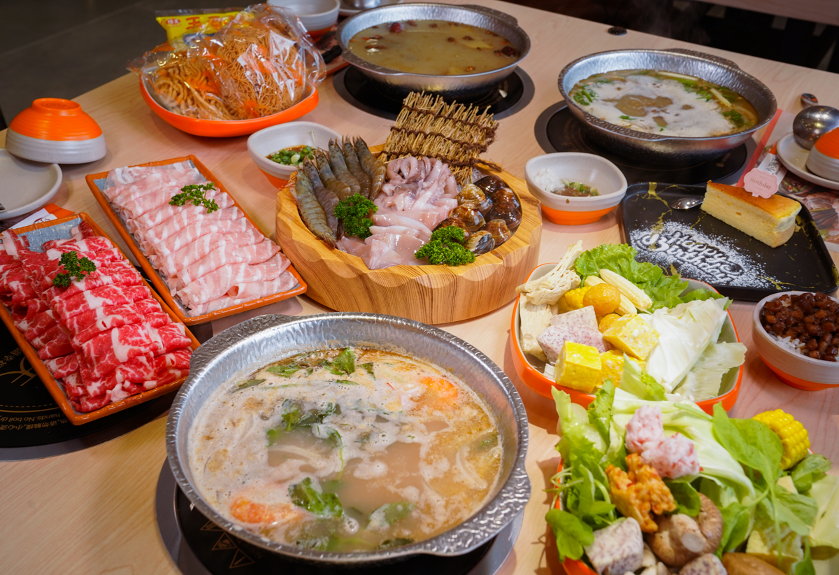 [高雄]小洞天經典石頭火鍋-高雄鐵道園區最夯個人鍋!午餐吃到宵夜~每鍋桌邊爆炒、自助吧吃到飽 @美食好芃友（芃芃）