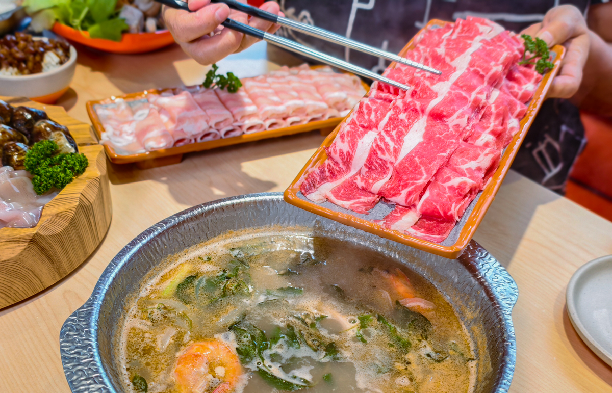[高雄]小洞天經典石頭火鍋-高雄鐵道園區最夯個人鍋!午餐吃到宵夜~每鍋桌邊爆炒、自助吧吃到飽 @美食好芃友（芃芃）