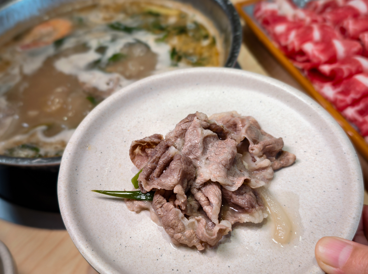 [高雄]小洞天經典石頭火鍋-高雄鐵道園區最夯個人鍋!午餐吃到宵夜~每鍋桌邊爆炒、自助吧吃到飽 @美食好芃友（芃芃）