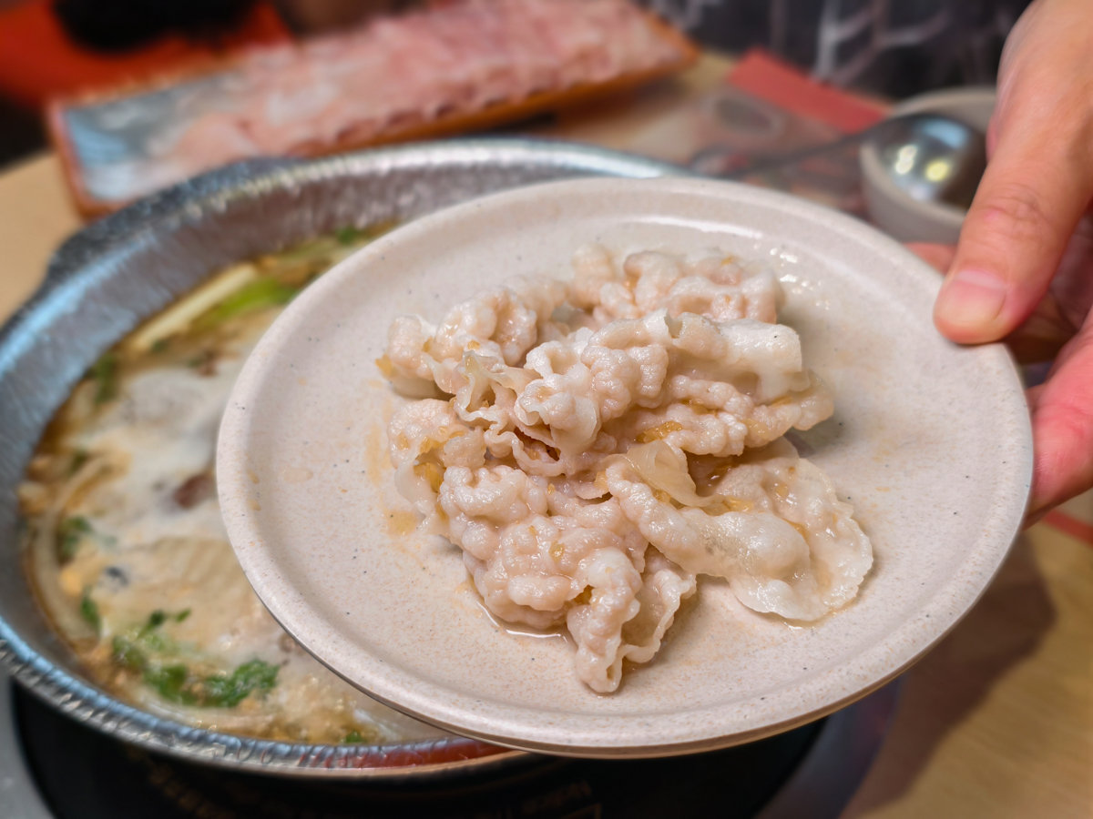 [高雄]小洞天經典石頭火鍋-高雄鐵道園區最夯個人鍋!午餐吃到宵夜~每鍋桌邊爆炒、自助吧吃到飽 @美食好芃友（芃芃）