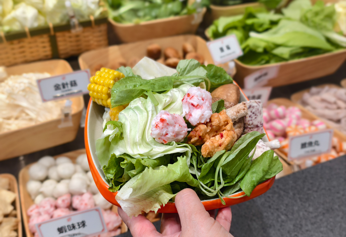 [高雄]小洞天經典石頭火鍋-高雄鐵道園區最夯個人鍋!午餐吃到宵夜~每鍋桌邊爆炒、自助吧吃到飽 @美食好芃友（芃芃）
