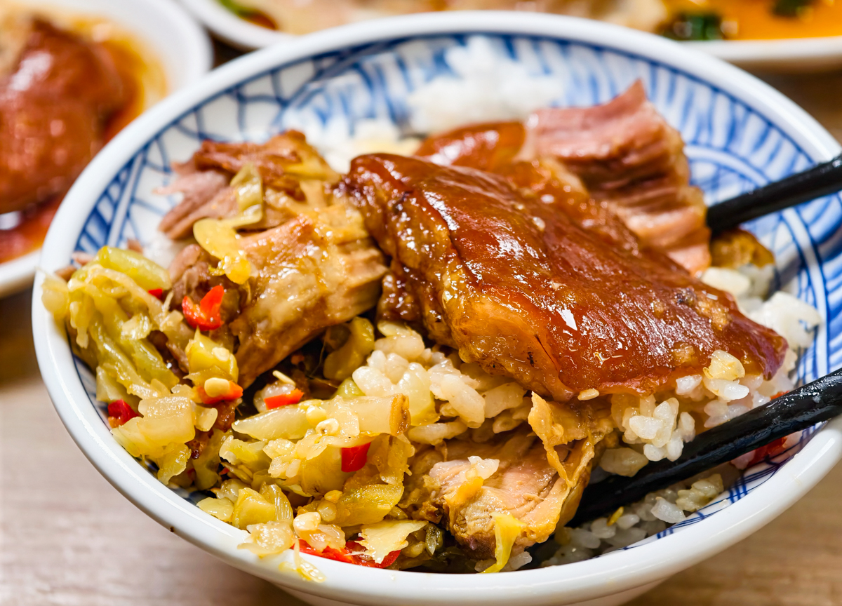 [高雄]318霸王牛肉麵-料好實在鳳山牛肉麵推薦!50元的腿庫飯也太強太好吃~ @美食好芃友（芃芃）