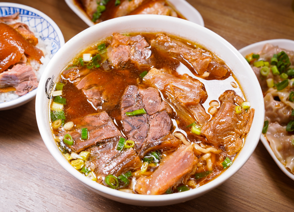 [高雄]318霸王牛肉麵-料好實在鳳山牛肉麵推薦!50元的腿庫飯也太強太好吃~ @美食好芃友（芃芃）