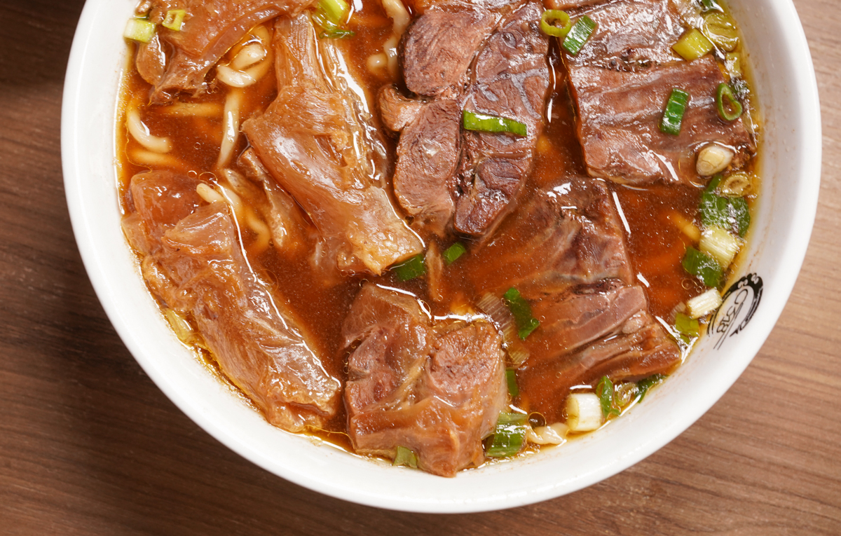 [高雄]318霸王牛肉麵-料好實在鳳山牛肉麵推薦!50元的腿庫飯也太強太好吃~ @美食好芃友（芃芃）