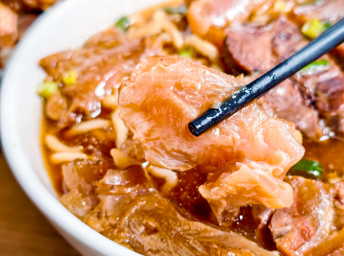[高雄]318霸王牛肉麵-料好實在鳳山牛肉麵推薦!50元的腿庫飯也太強太好吃~ @美食好芃友（芃芃）