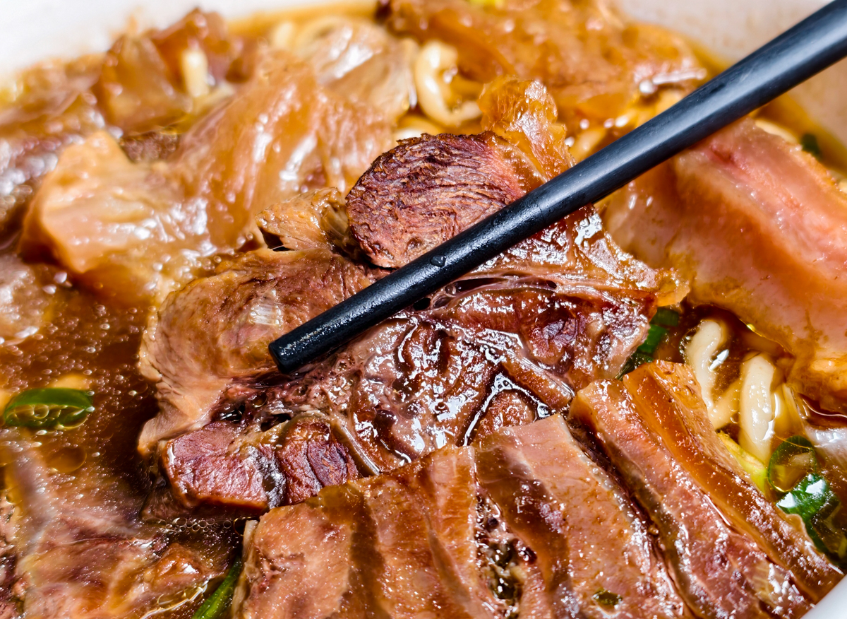 [高雄]318霸王牛肉麵-料好實在鳳山牛肉麵推薦!50元的腿庫飯也太強太好吃~ @美食好芃友（芃芃）