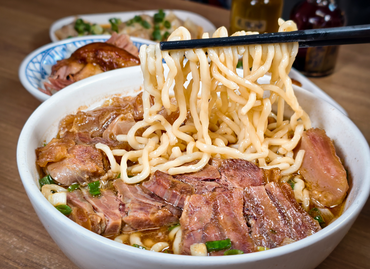 [高雄]318霸王牛肉麵-料好實在鳳山牛肉麵推薦!50元的腿庫飯也太強太好吃~ @美食好芃友（芃芃）