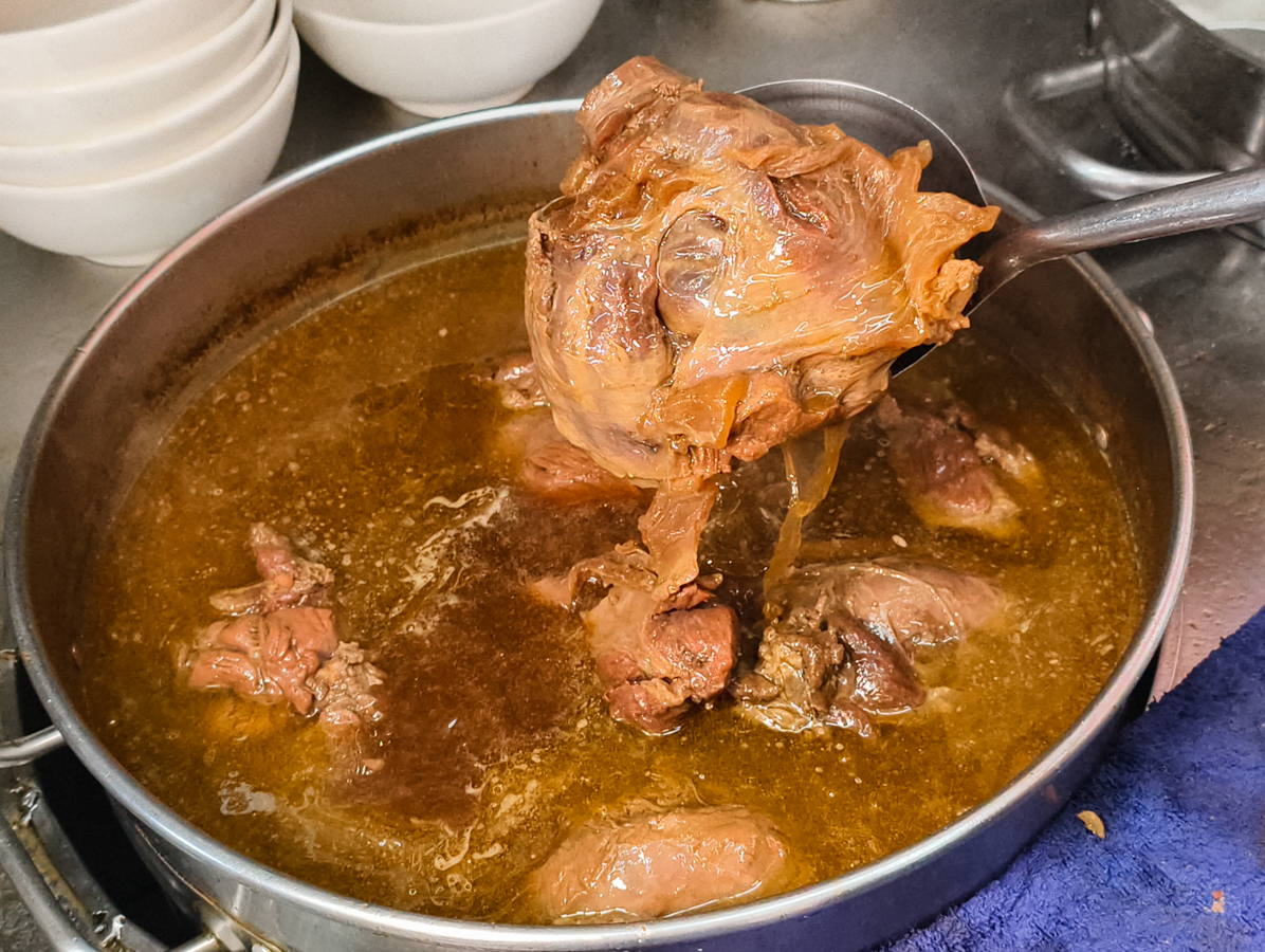 [高雄]318霸王牛肉麵-料好實在鳳山牛肉麵推薦!50元的腿庫飯也太強太好吃~ @美食好芃友（芃芃）
