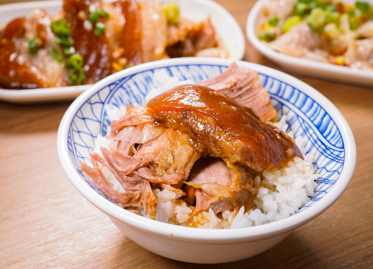 [高雄]318霸王牛肉麵-料好實在鳳山牛肉麵推薦!50元的腿庫飯也太強太好吃~ @美食好芃友（芃芃）