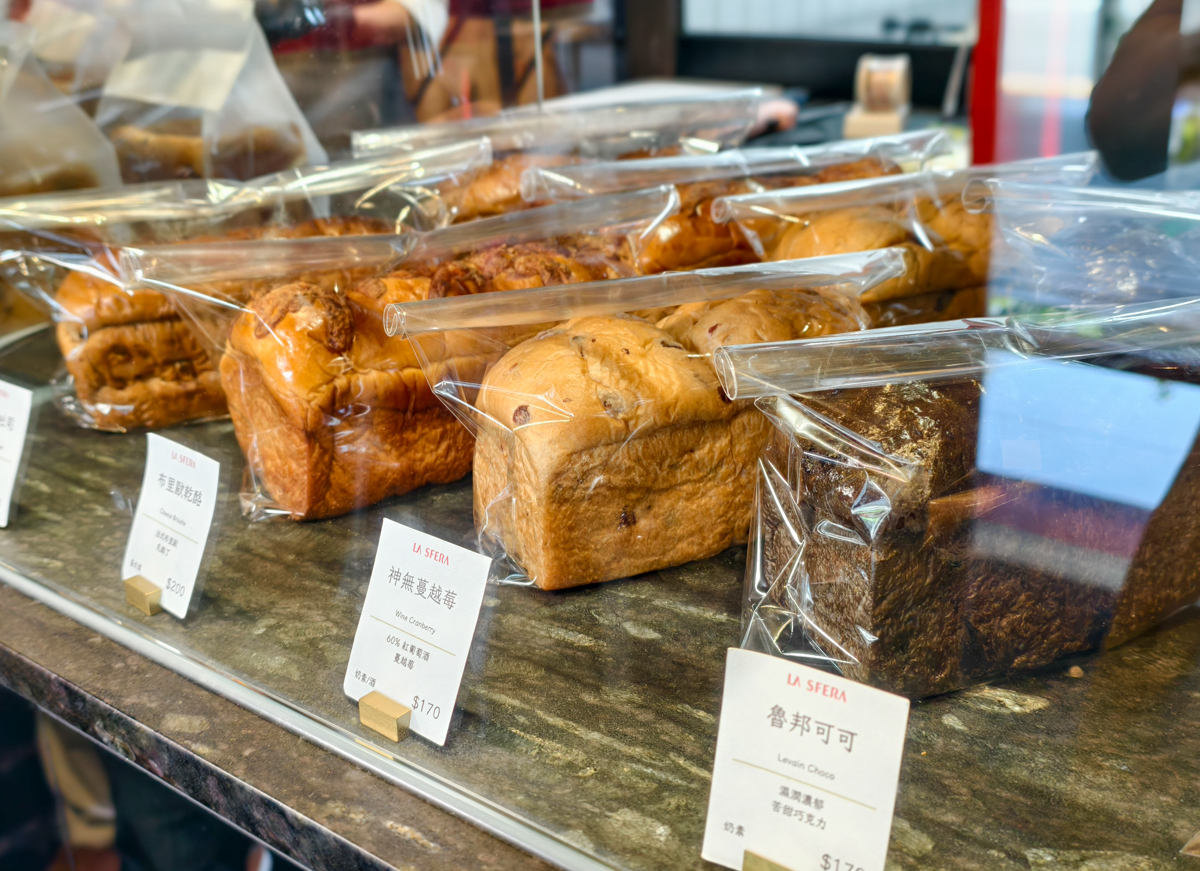 [高雄]拉斯費拉 LA SFERA Boulangerie! 夢時代旁超好吃高雄麵包店! 秒殺明太子法國 x 西西里大蒜 @美食好芃友（芃芃）