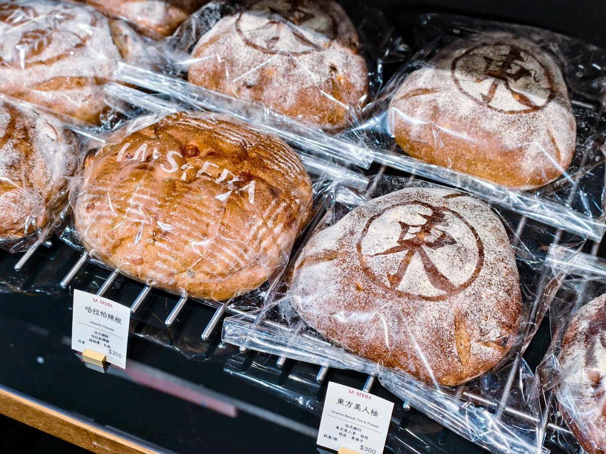 [高雄]拉斯費拉 LA SFERA Boulangerie! 夢時代旁超好吃高雄麵包店! 秒殺明太子法國 x 西西里大蒜 @美食好芃友（芃芃）