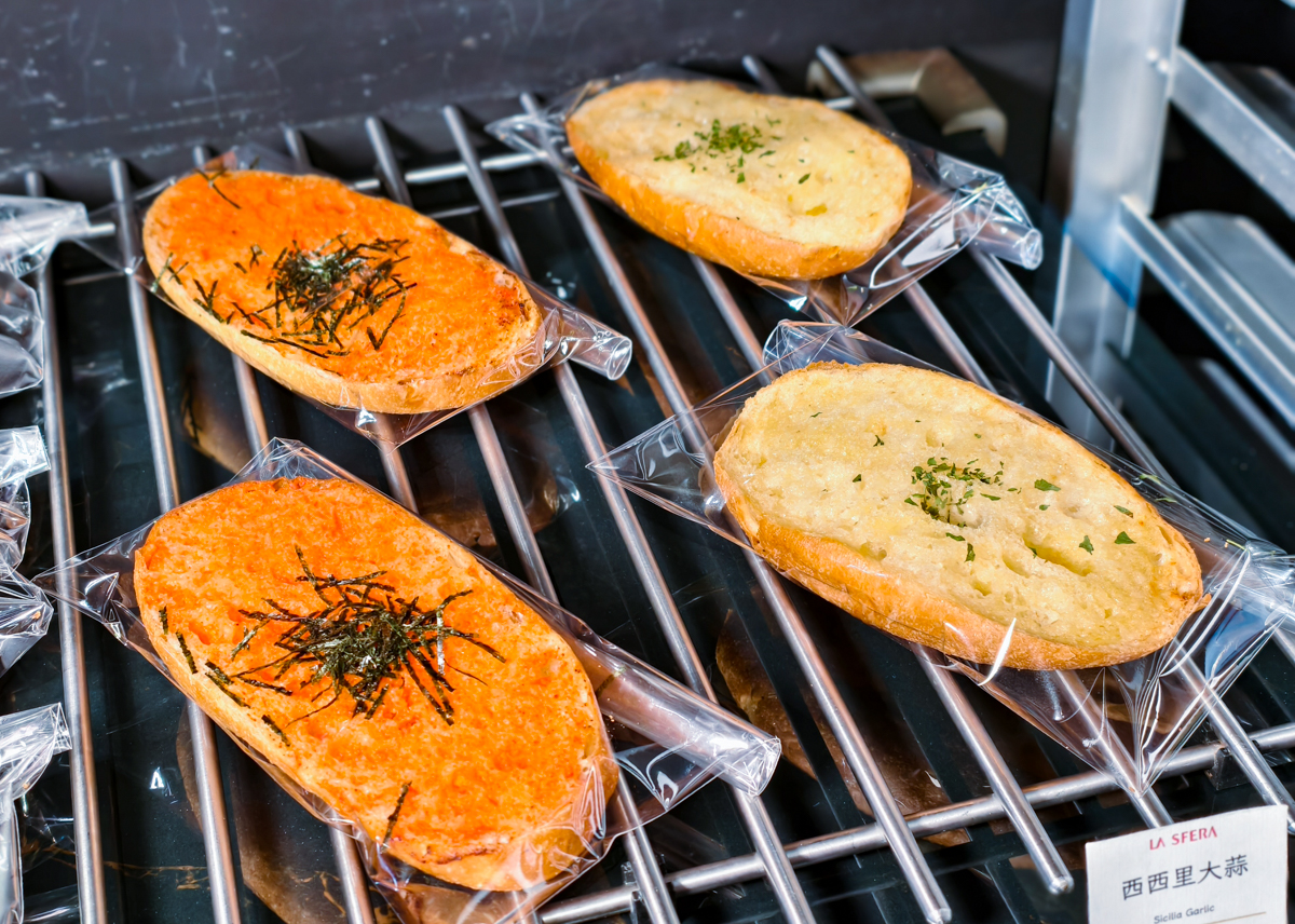 [高雄]拉斯費拉 LA SFERA Boulangerie! 夢時代旁超好吃高雄麵包店! 秒殺明太子法國 x 西西里大蒜 @美食好芃友（芃芃）