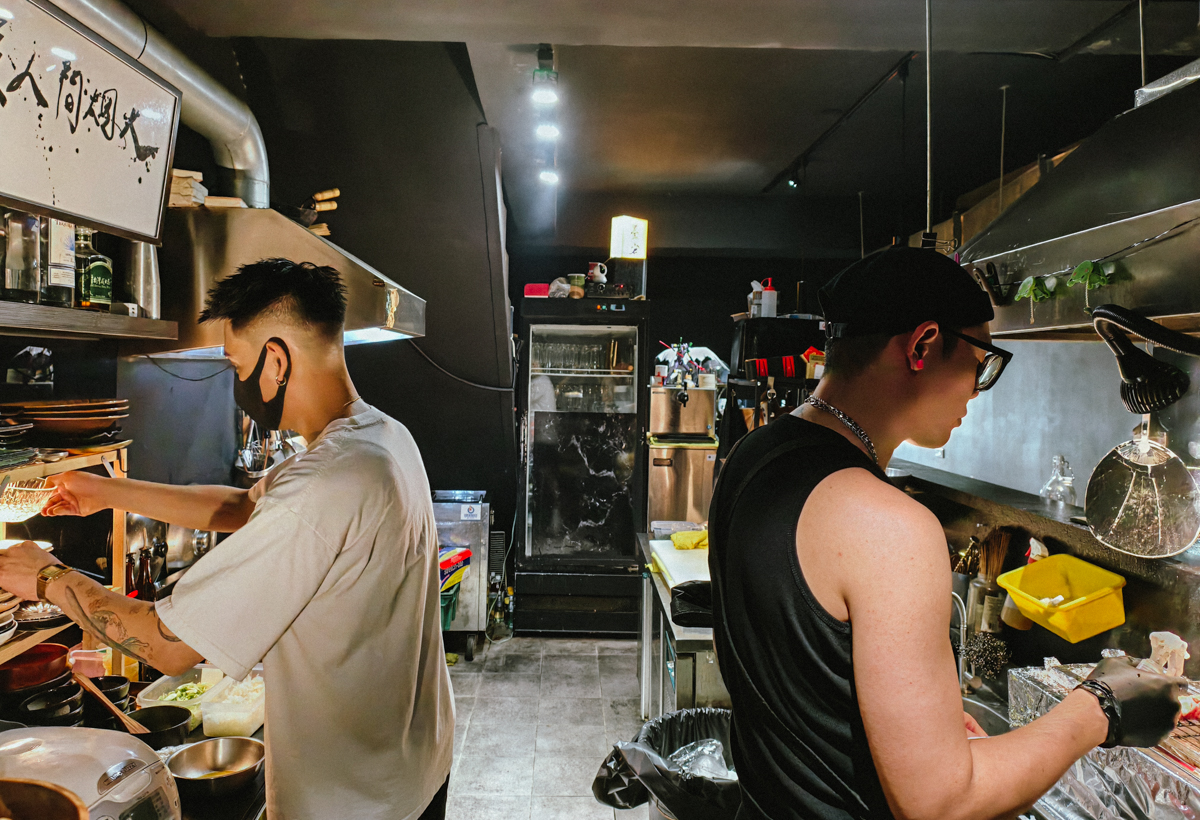 [高雄]墨岩居酒屋-哈瑪星綠地輕軌旁高雄深夜食堂!超帥雙主廚x好吃串燒熱炒 @美食好芃友（芃芃）