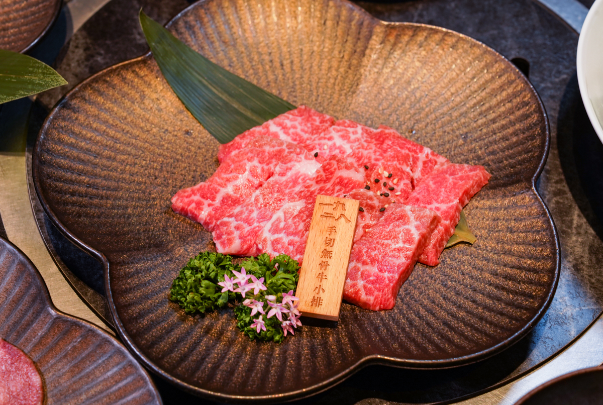 [高雄]1928燒肉總鋪高流海洋店-高流旁最美港景高雄燒肉餐廳!燒肉、壽司、日料統統吃得到 @美食好芃友（芃芃）