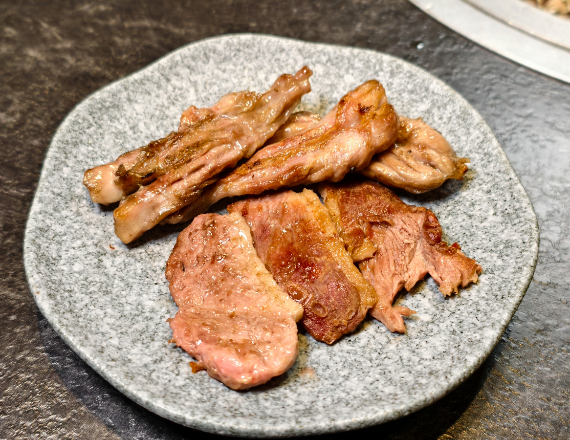 [高雄]1928燒肉總鋪高流海洋店-高流旁最美港景高雄燒肉餐廳!燒肉、壽司、日料統統吃得到 @美食好芃友（芃芃）