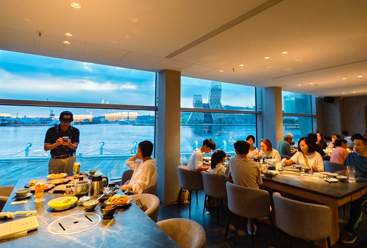[高雄]1928燒肉總鋪高流海洋店-高流旁最美港景高雄燒肉餐廳!燒肉、壽司、日料統統吃得到 @美食好芃友（芃芃）