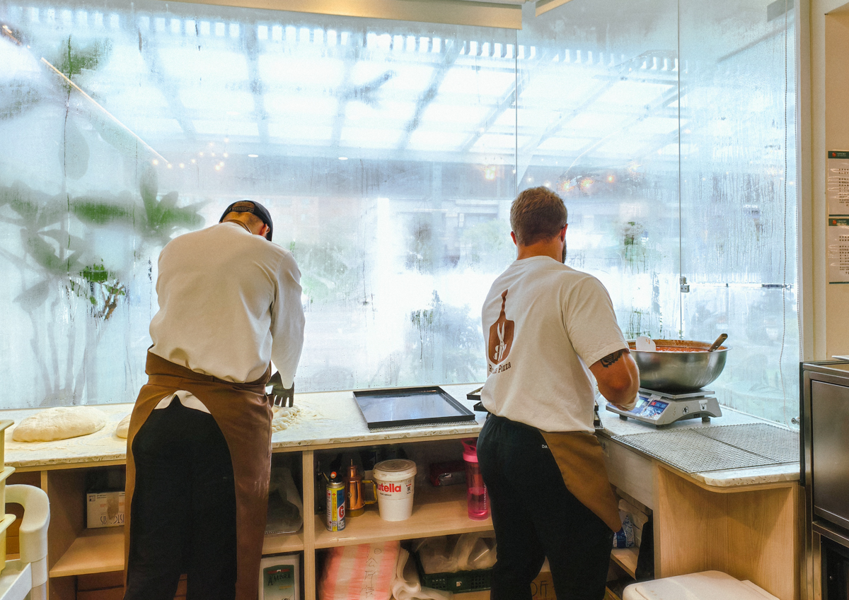 [高雄]Rom’antica Pizza 羅馬披薩美術青海店-高雄美術館聚餐就來這!道地方型羅馬披薩 @美食好芃友（芃芃）
