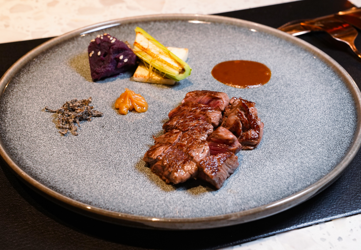 [高雄]盛食藝鐵板燒-人氣高雄鐵板燒!雙人餐一人免2000元有半隻活體龍蝦＋8道料理! @美食好芃友（芃芃）