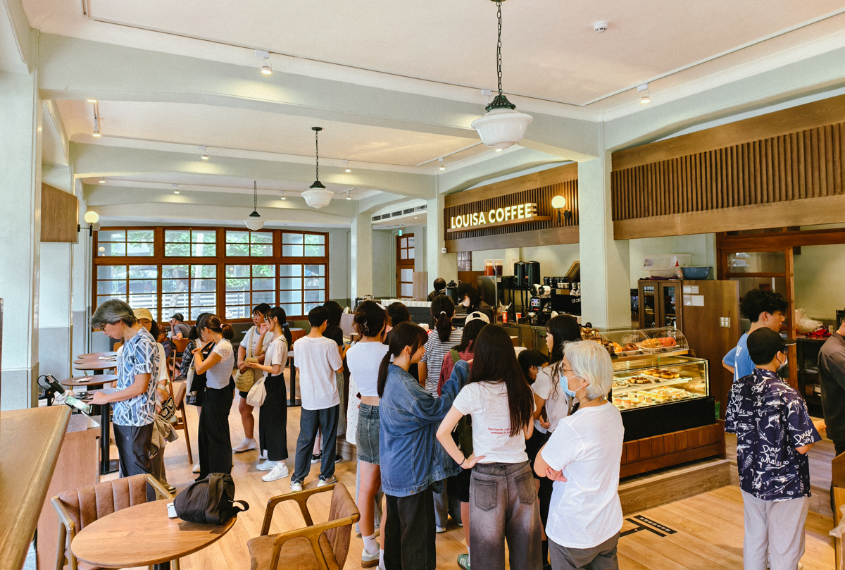 [鼓山美食]路易莎咖啡中山大學店-全台最美路易莎進駐中山大學前蔣公行館~綠景包圍的90年古蹟咖啡廳 @美食好芃友（芃芃）