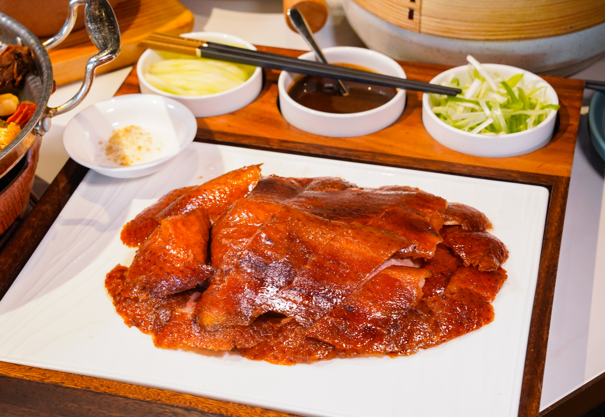 [高雄]上菜片皮鴨夢時代店-週末假日必客滿高雄烤鴨餐廳~超脆片皮鴨x麻辣乾鍋冒烤鴨也超過癮 @美食好芃友（芃芃）