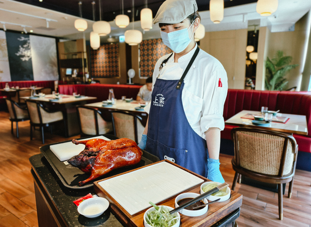 [高雄]上菜片皮鴨夢時代店-週末假日必客滿高雄烤鴨餐廳~超脆片皮鴨x麻辣乾鍋冒烤鴨也超過癮 @美食好芃友（芃芃）