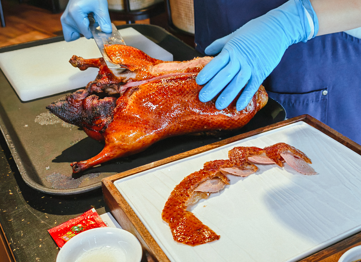 [高雄]上菜片皮鴨夢時代店-週末假日必客滿高雄烤鴨餐廳~超脆片皮鴨x麻辣乾鍋冒烤鴨也超過癮 @美食好芃友（芃芃）