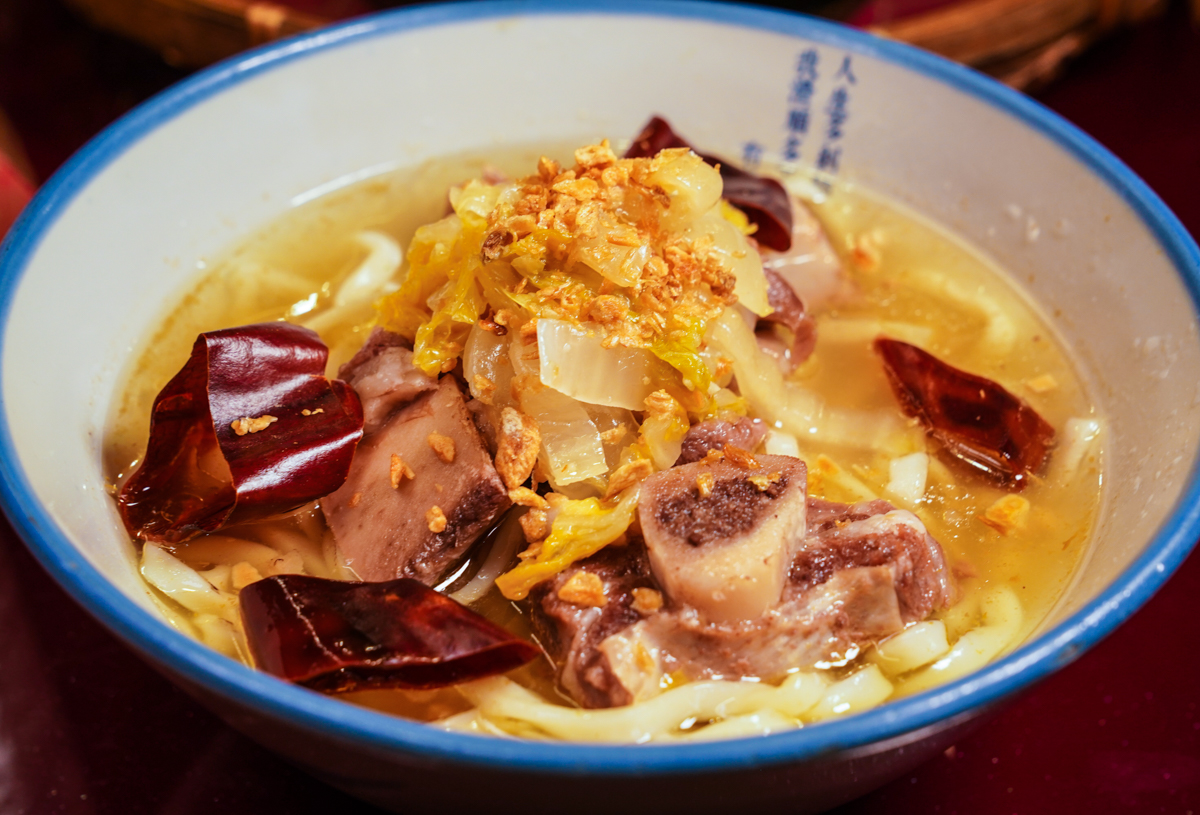 [台中美食]有春茶館大墩店-人氣台中茶館!台式復古元素滿滿~超好吃麻油雞、青花椒酸菜湯牛小排麵 @美食好芃友（芃芃）