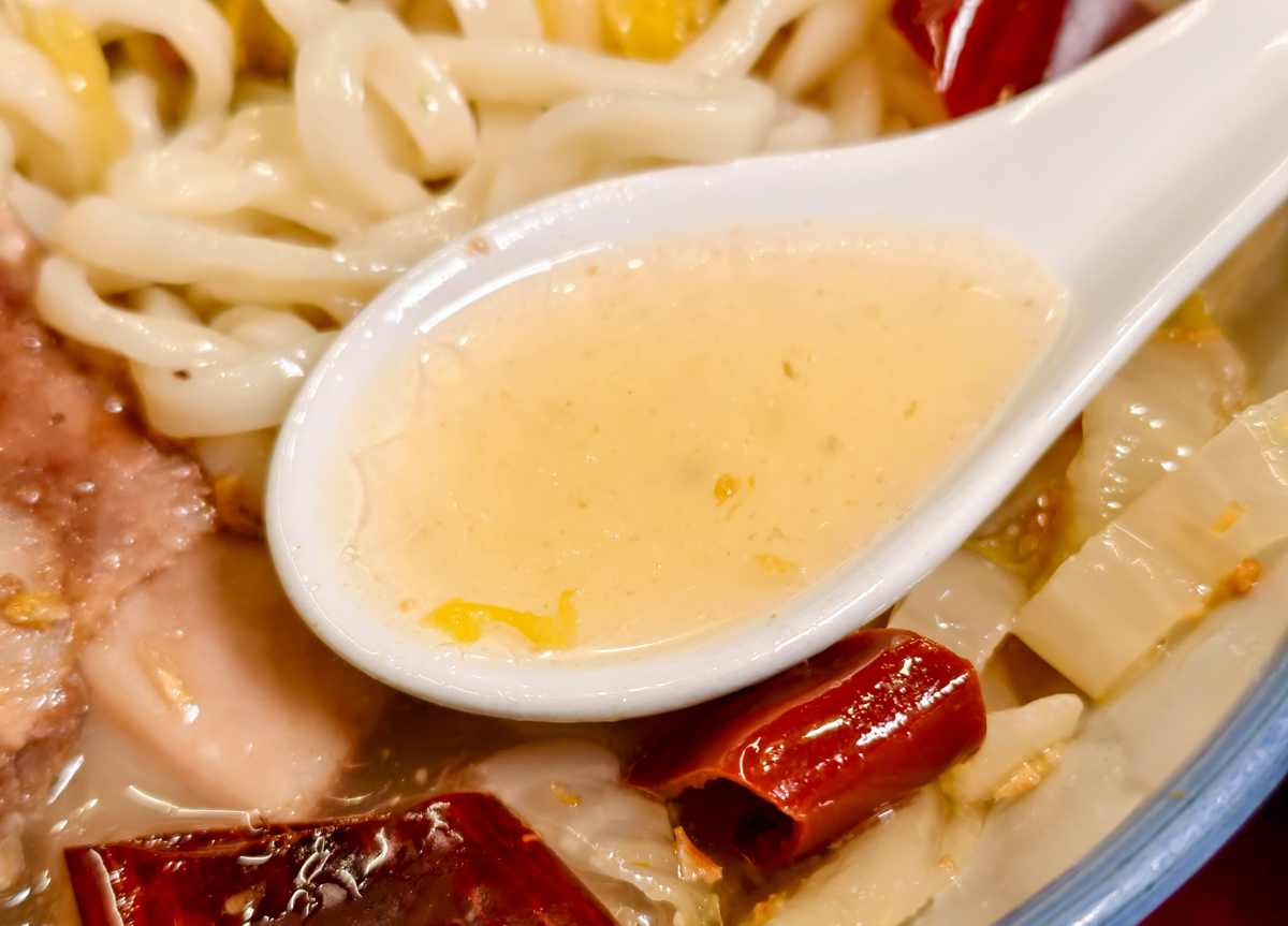 [台中美食]有春茶館大墩店-人氣台中茶館!台式復古元素滿滿~超好吃麻油雞、青花椒酸菜湯牛小排麵 @美食好芃友（芃芃）