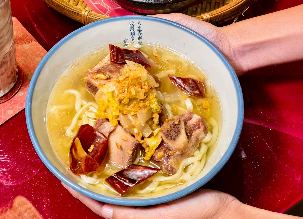 [台中美食]有春茶館大墩店-人氣台中茶館!台式復古元素滿滿~超好吃麻油雞、青花椒酸菜湯牛小排麵 @美食好芃友（芃芃）