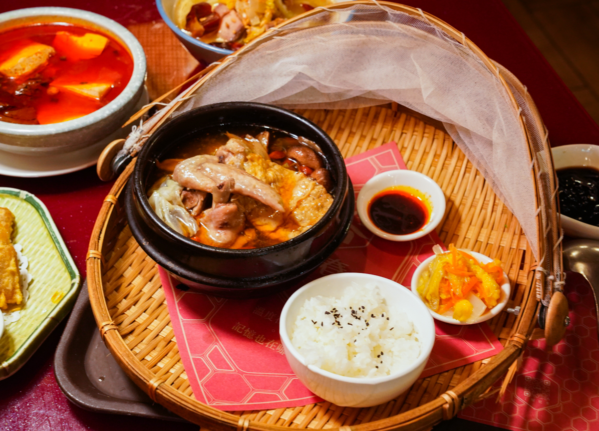 [台中美食]有春茶館大墩店-人氣台中茶館!台式復古元素滿滿~超好吃麻油雞、青花椒酸菜湯牛小排麵 @美食好芃友（芃芃）